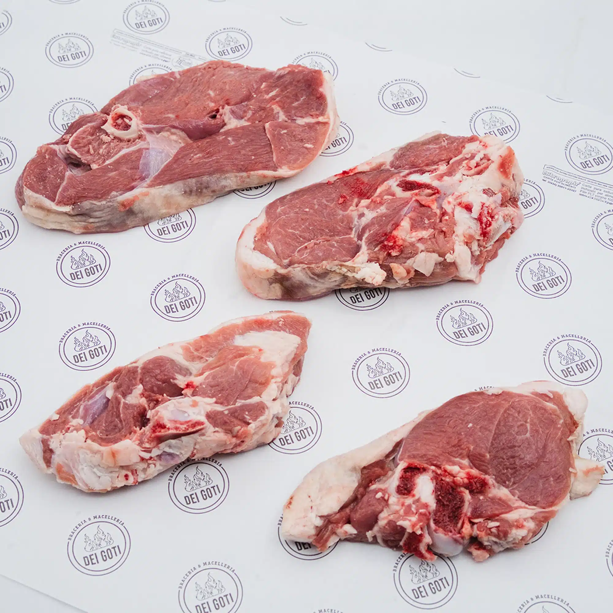 Coscia di agnello a fette con osso su carta da macelleria | Braceriadeigoti