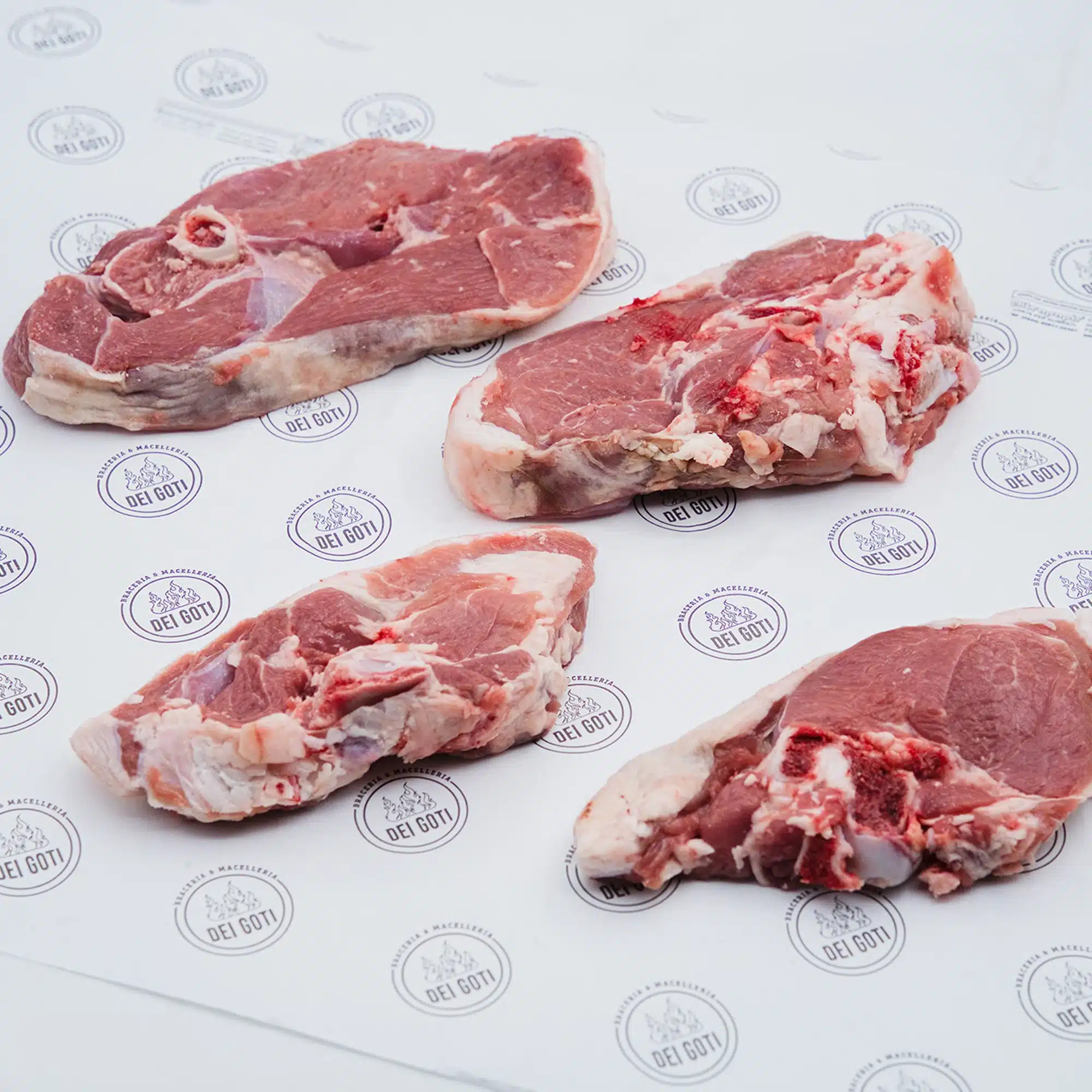 Primo piano delle fette di coscia di agnello fresca | Braceriadeigoti