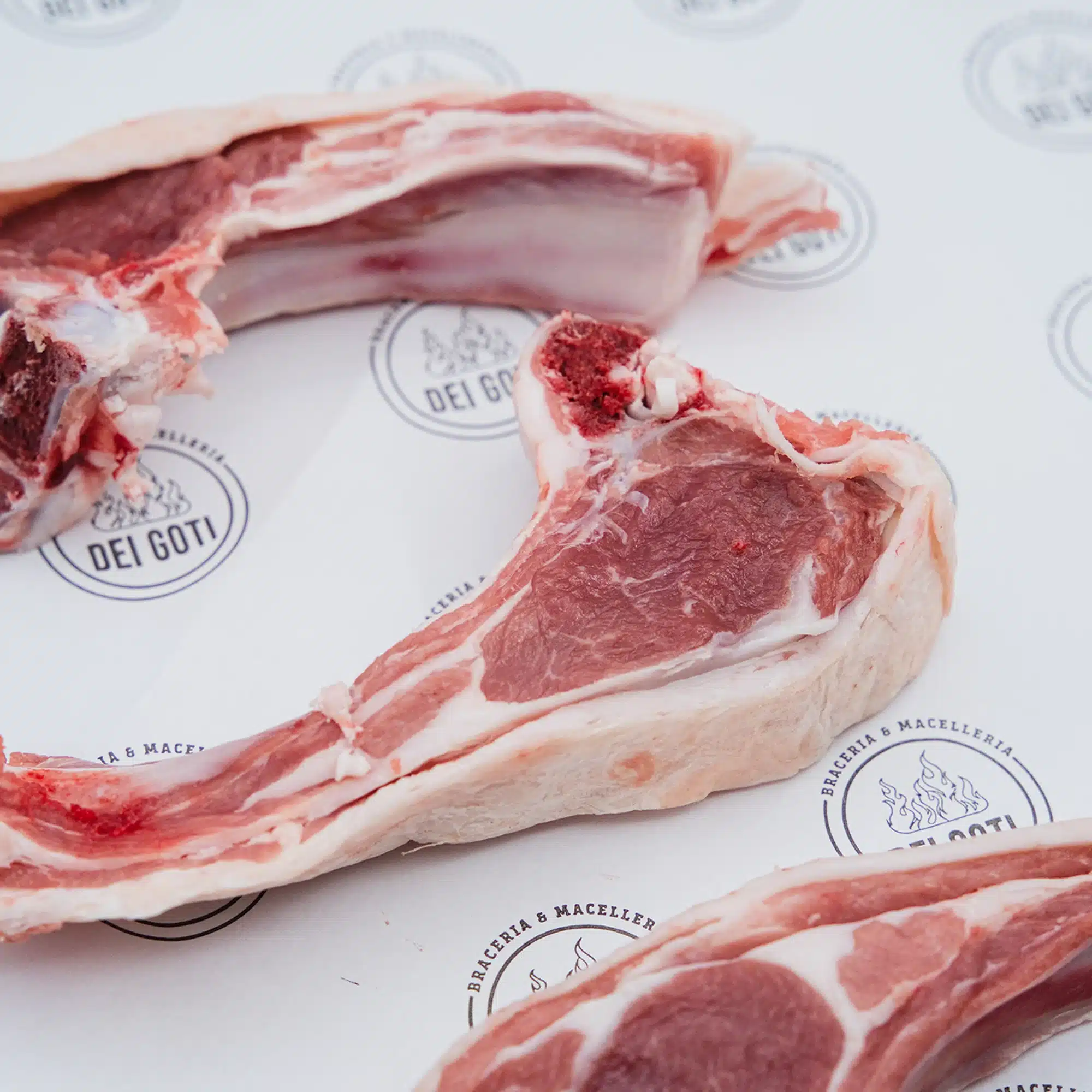 Costolette di Agnello 1 Kg – primo piano della carne rosata e del manico d'osso | Braceriadeigoti